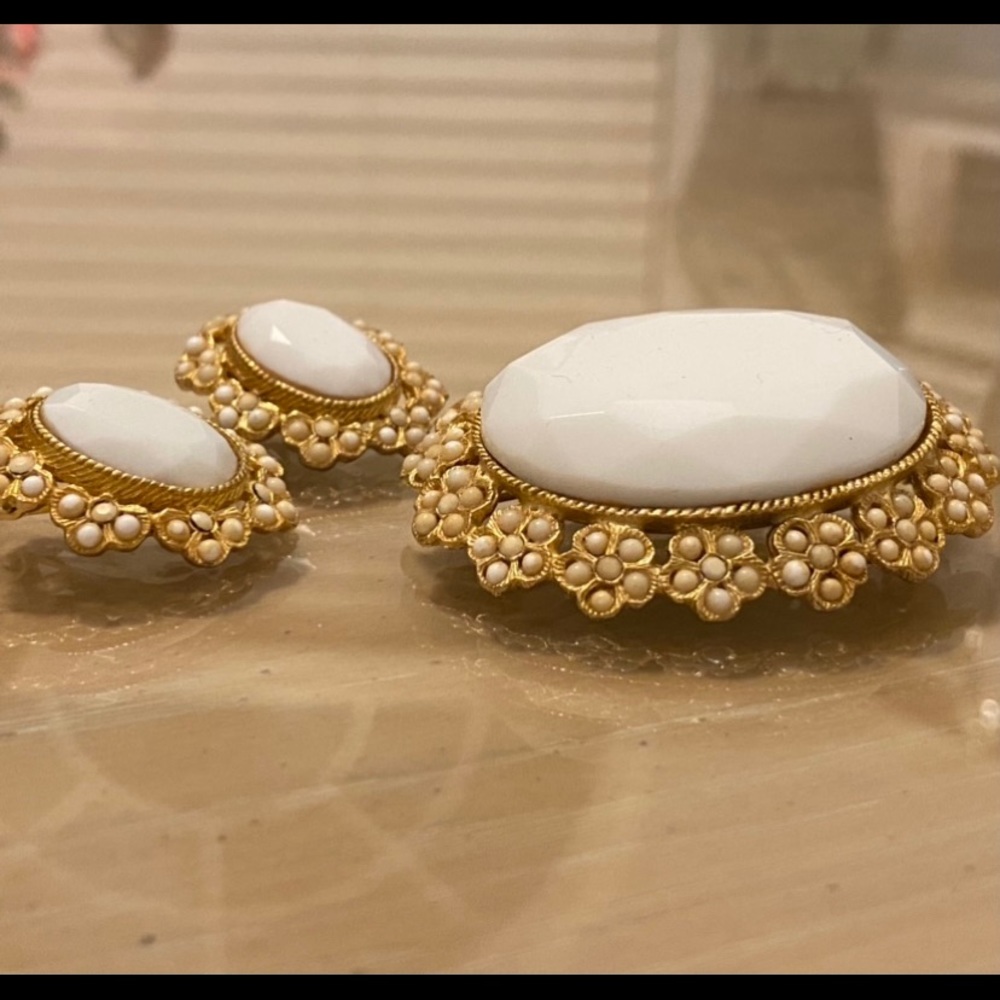 Lovely Vintage Set Brooch/ Pin & Clip Earrings - Picture 2 of 7